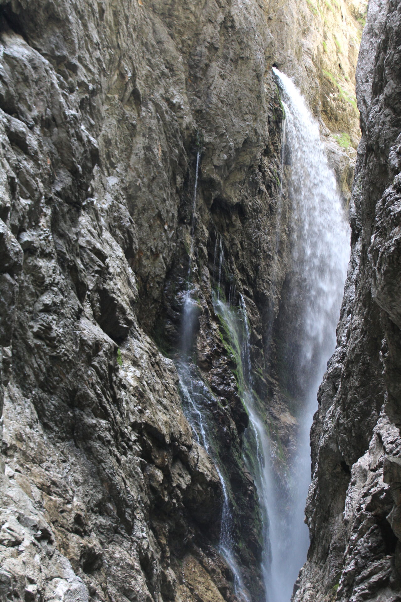Wasserfall in der engen Felsschlucht der Höllentalklamm bei Garmisch