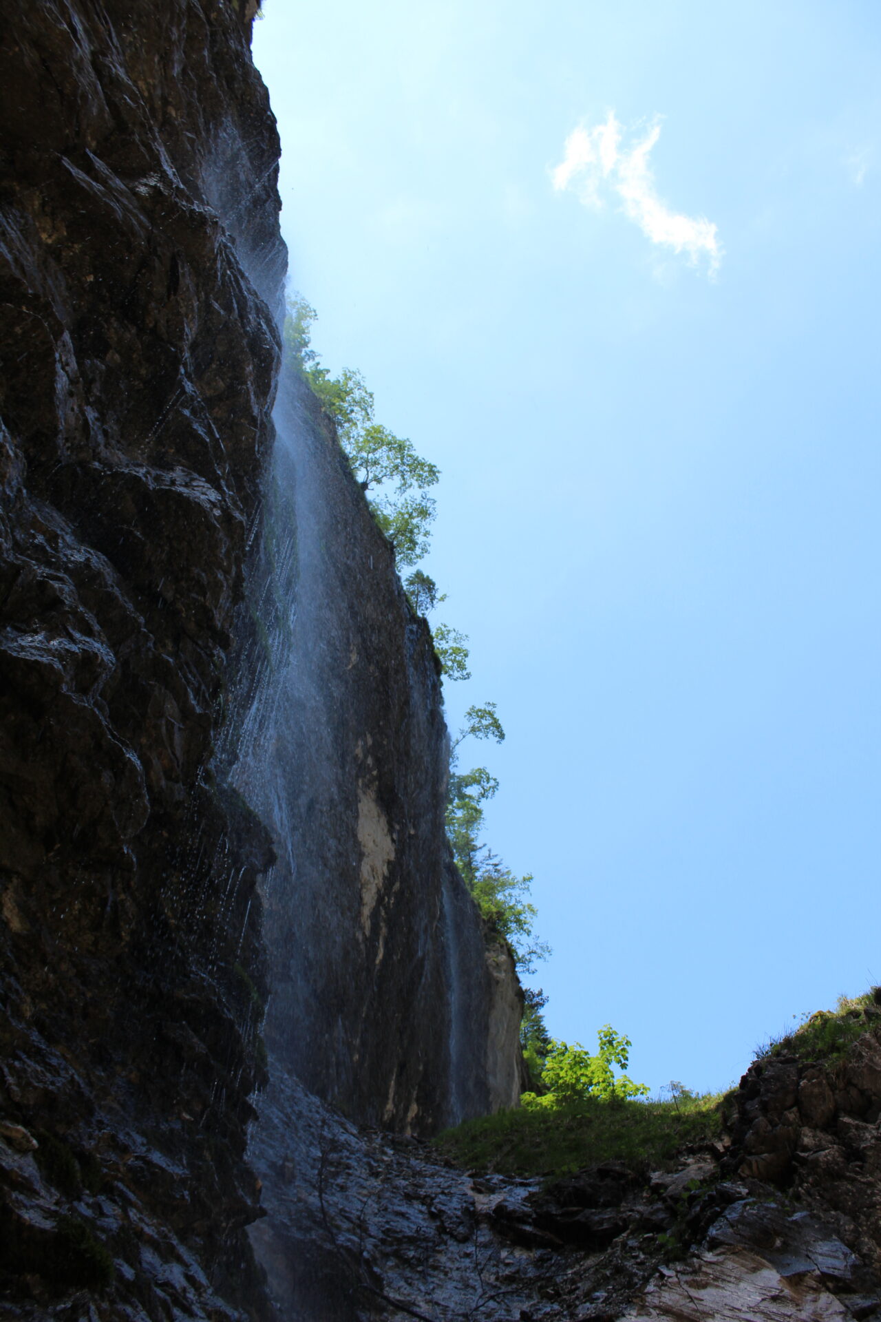 Wasserfall an steiler Felswand in der Höllentalklamm von unten fotografiert