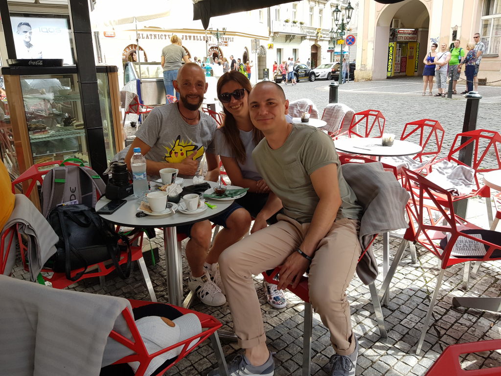 Drei Freunde beim Kaffee im Straßencafé in Prag