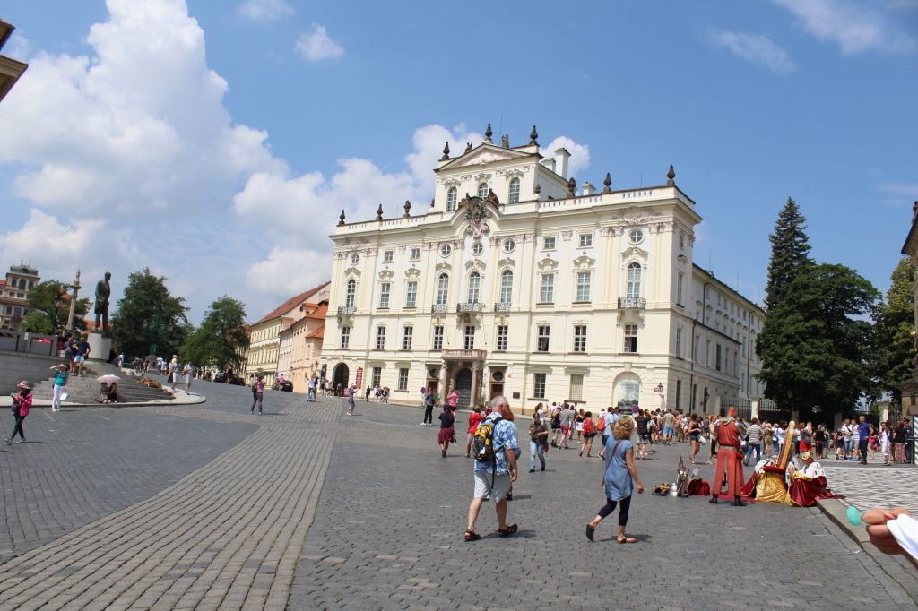 Erzbischöflicher Palast am Hradschin-Platz in Prag mit Touristen