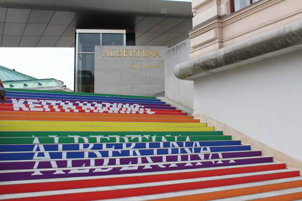 Bunte Regenbogentreppe mit Albertina-Schriftzug und Keith-Haring-Ausstellung in Wien