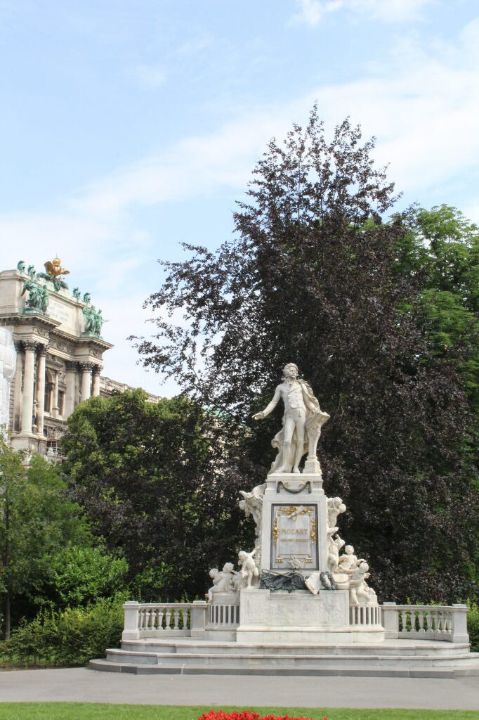 Mozart-Denkmal im Burggarten Wien mit Hofburg im Hintergrund