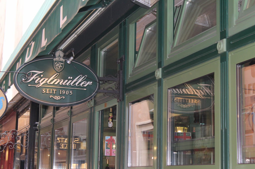 Figlmüller Restaurant Wien – Schild 'Seit 1905' an grüner Fassade