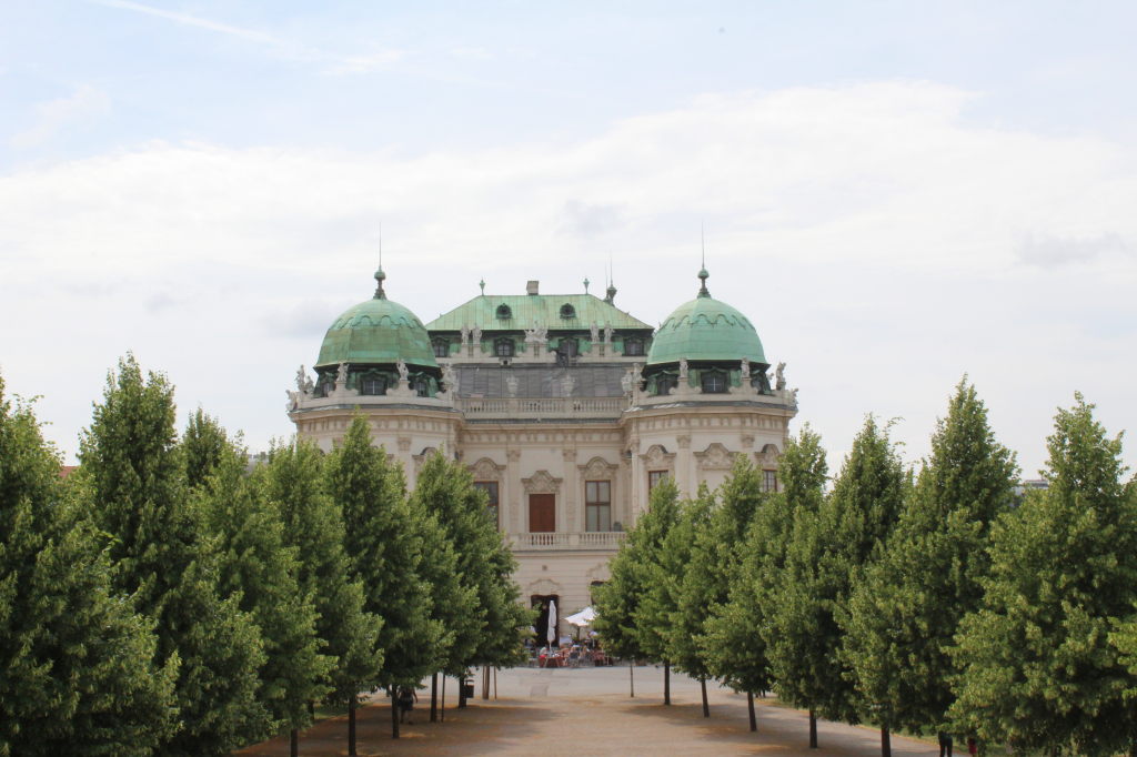 Oberes Belvedere Wien mit grünen Kuppeln und Baumreihen im Vordergrund