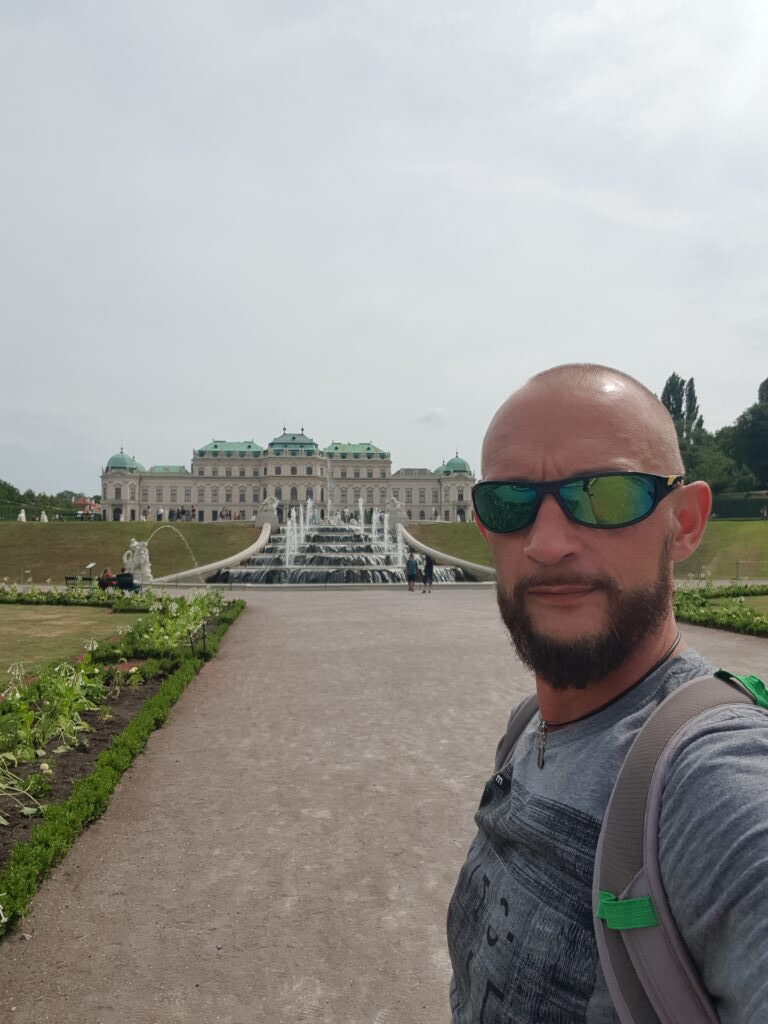 Selfie vor Schloss Belvedere Wien mit Springbrunnen und Barockfassade