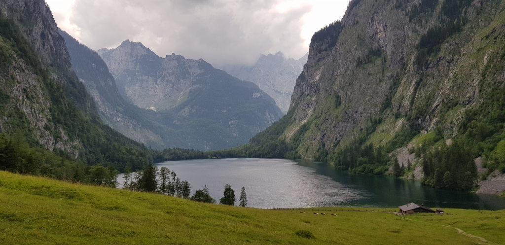 Blick auf den Obersee am Königssee mit steilen Felswänden und Almhütte