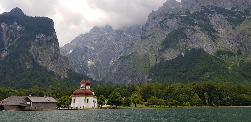 Wallfahrtskirche St. Bartholomä am Königssee vor beeindruckender Bergkulisse