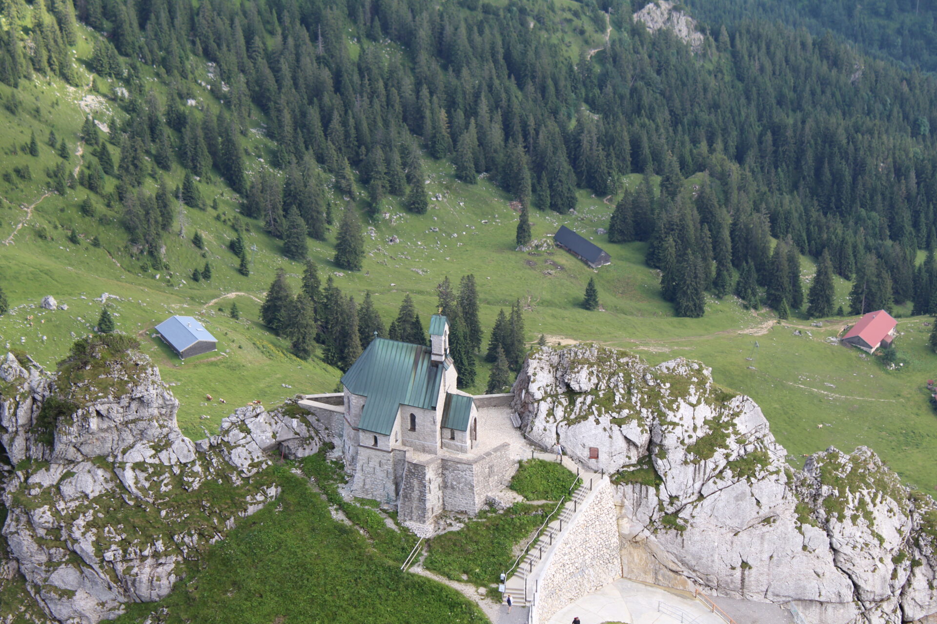 Wendelsteinkirche Patrona Bavariae aus der Vogelperspektive auf Felsen inmitten grüner Alpenlandschaft