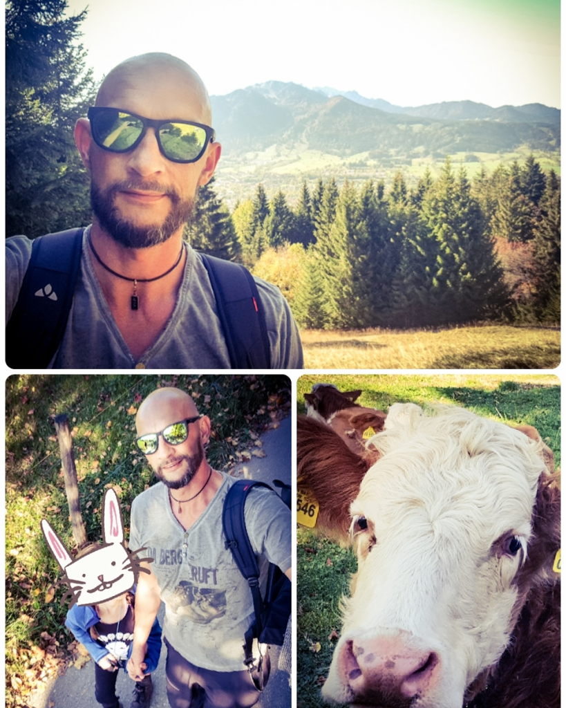 Wanderer-Selfie mit Alpenblick, Kind mit Hasenmaske und neugierige Kuh auf der Denkalm