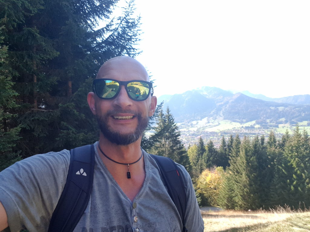 Denkalm bei Oberammergau: 7 km Herbstzauber mit Kuh-Kontakt