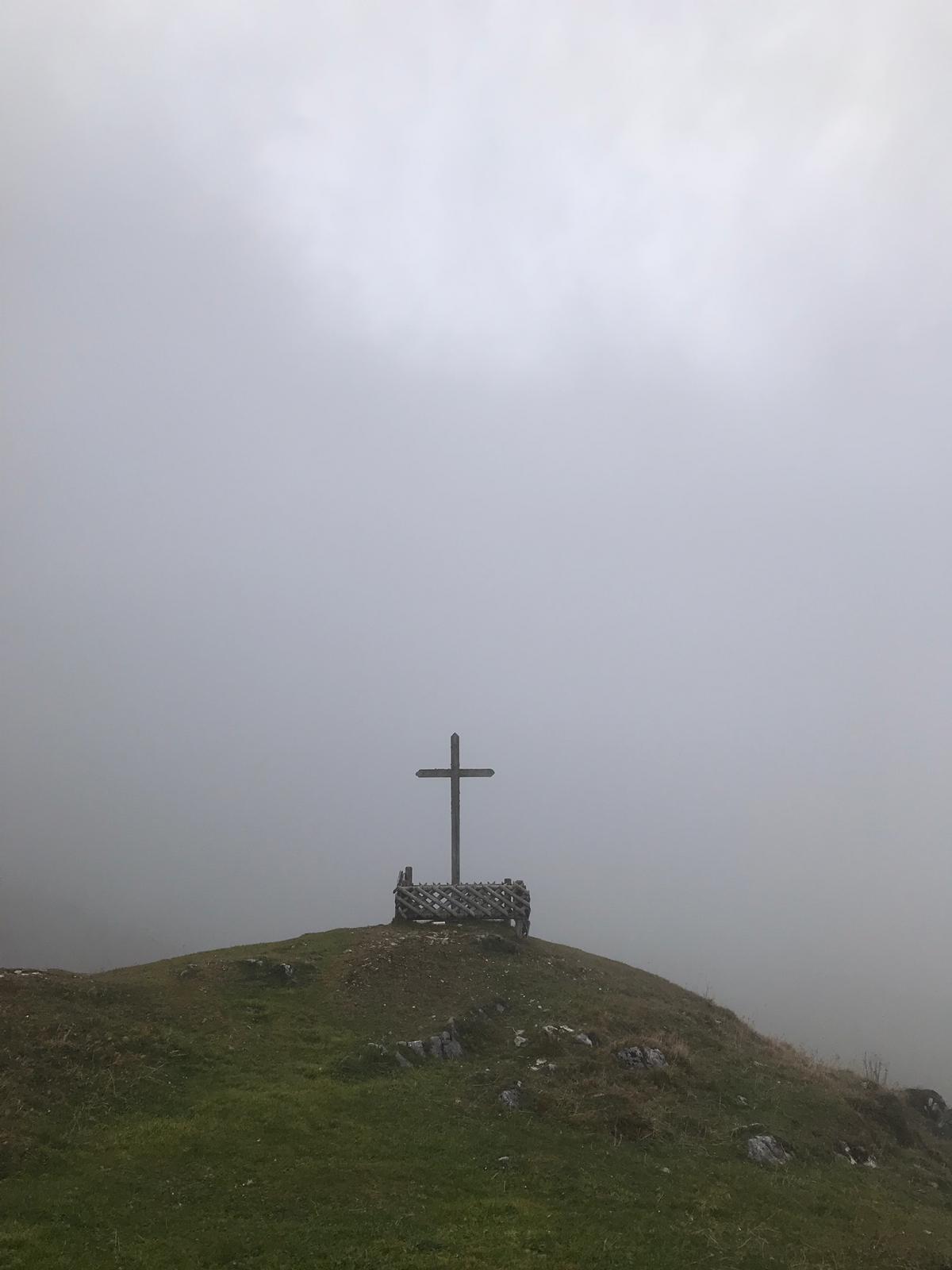 Gipfelkreuz auf dem Kranzhorn im dichten Herbstnebel