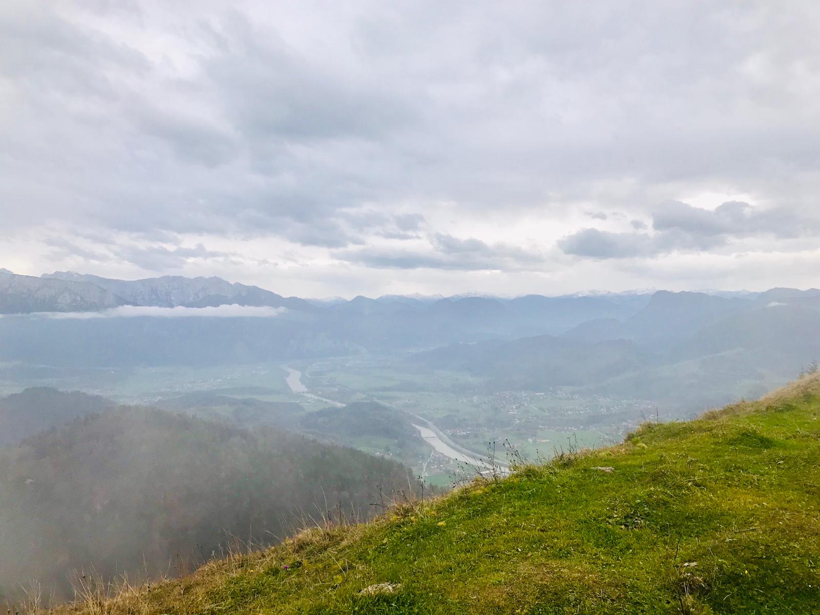 Panoramablick vom Kranzhorn ins Inntal mit Fluss und Alpenkulisse im Herbst