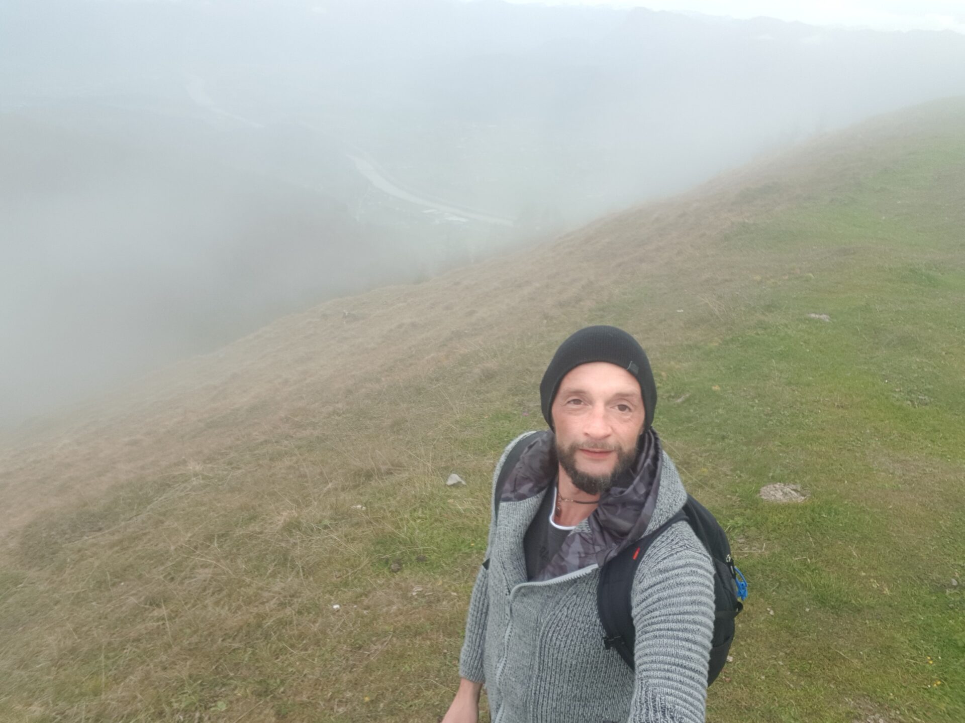Wanderer macht Selfie am nebligen Berghang beim Kranzhorn im Herbst