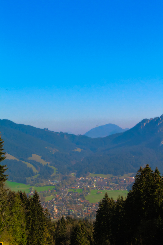 Blick ins Tal von Oberammergau mit Bergpanorama im Herbst