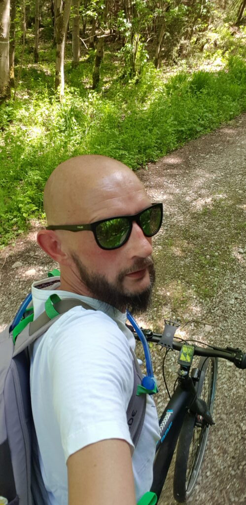 Selfie mit Fahrrad auf Waldweg im Anzinger Forst