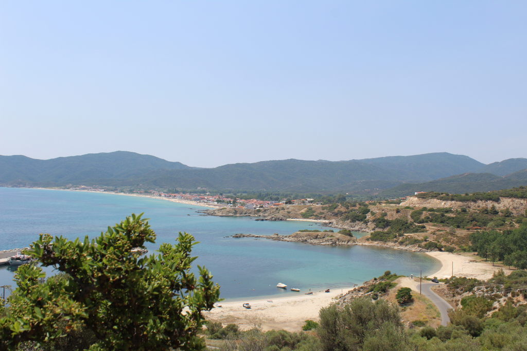 Panoramablick auf die Bucht von Paralia Armenistis mit türkisblauem Wasser und Sandstrand