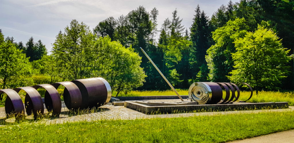 Moderne Stahlskulptur Spiralschacht Thalham in grüner Waldlichtung