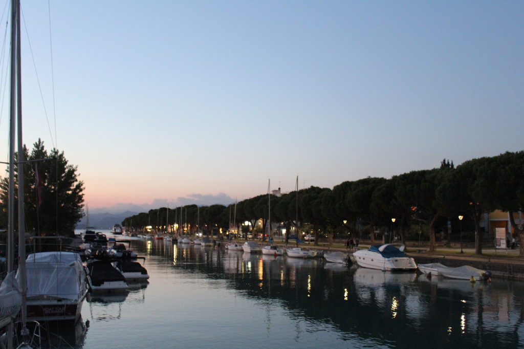 Hafen von Peschiera del Garda mit Booten bei Abenddämmerung
