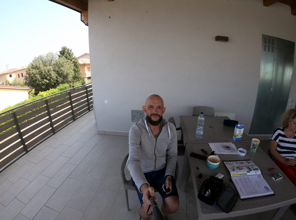 Mann mit GoPro auf einer Terrasse in Ronchi am Gardasee im Oktober