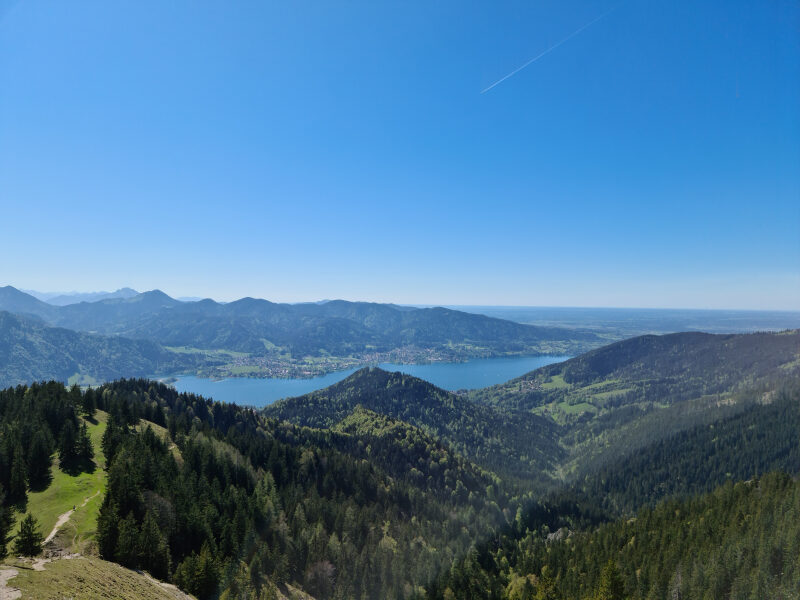 Weites Panorama vom Baumgartenschneid-Gipfel mit Blick auf den Schliersee und die Alpen