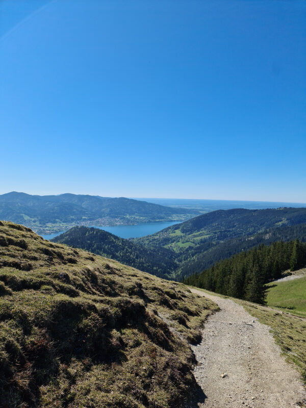 Wanderweg am Hang des Baumgartenschneid mit weitem Blick auf den Schliersee