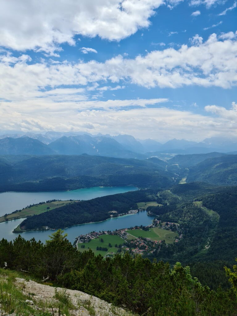 Ausblick vom Herzogstand-Gipfel auf den Walchensee und die Alpen