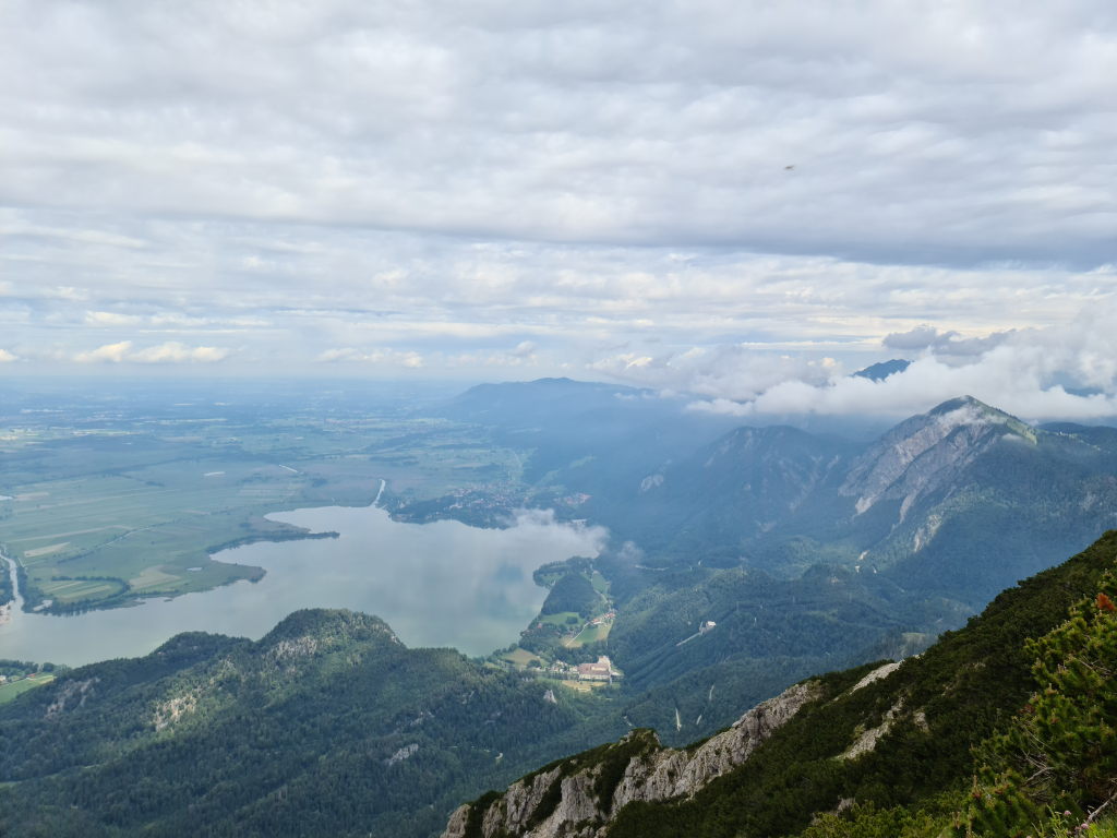 Panoramablick vom Herzogstand-Gipfel auf den Kochelsee und das Voralpenland