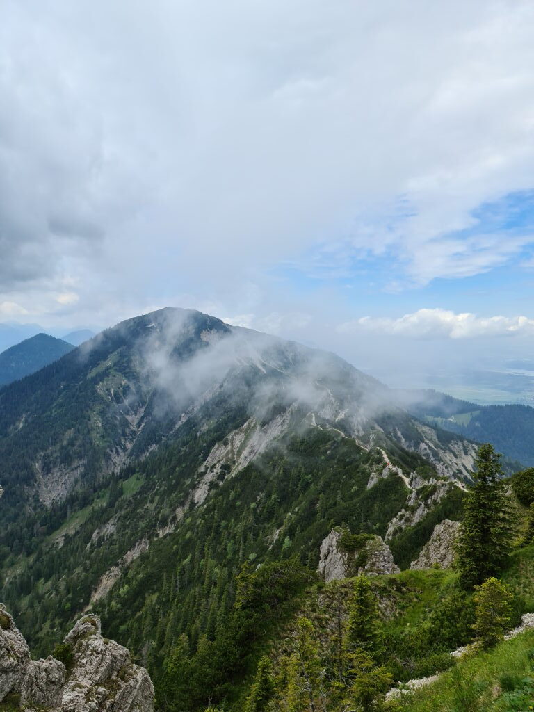 Gratweg zwischen Herzogstand und Heimgarten mit Blick auf den Heimgarten im Wolken