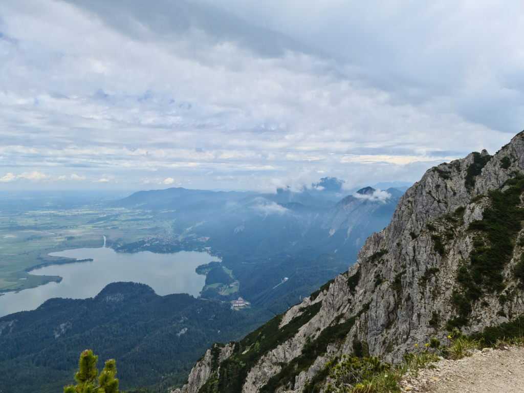 Panoramablick vom Gratweg auf den Kochelsee mit steilem Felsabbruch