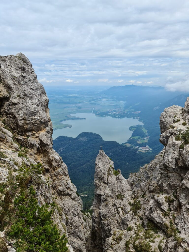 Blick durch Felsen vom Herzogstand auf den Kochelsee