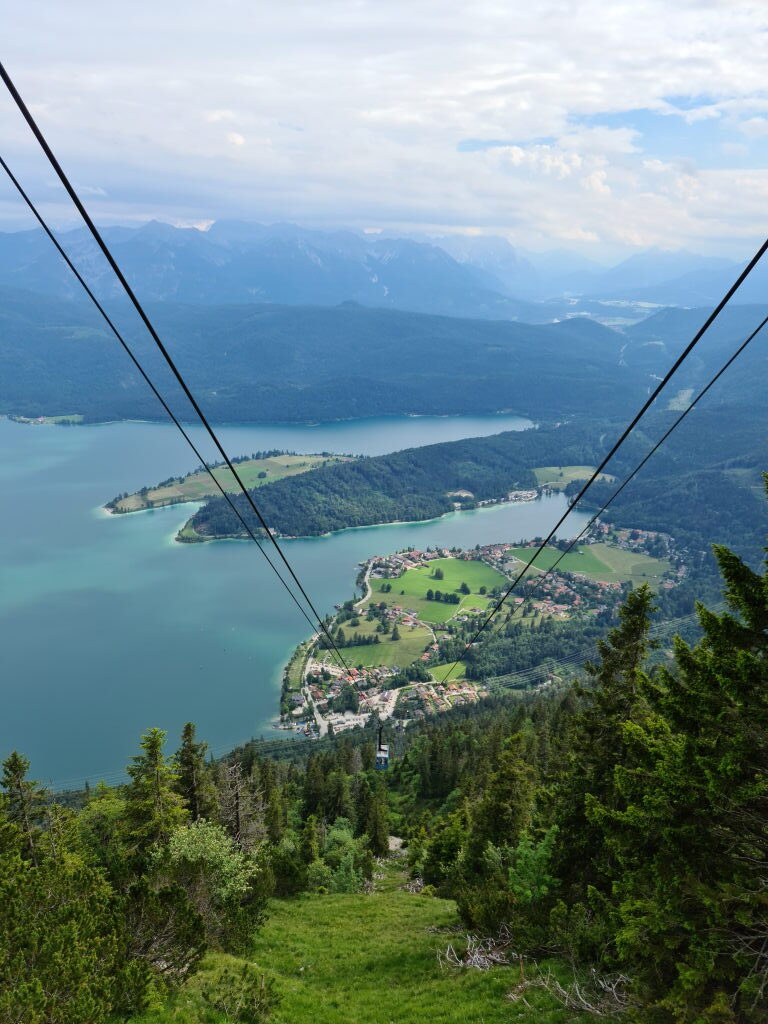 Blick aus der Herzogstandbahn-Gondel auf den türkisen Walchensee
