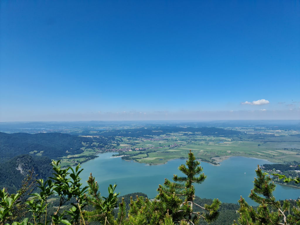 Jochberg Gipfel Aussicht auf den Kochelsee im Juni 2020