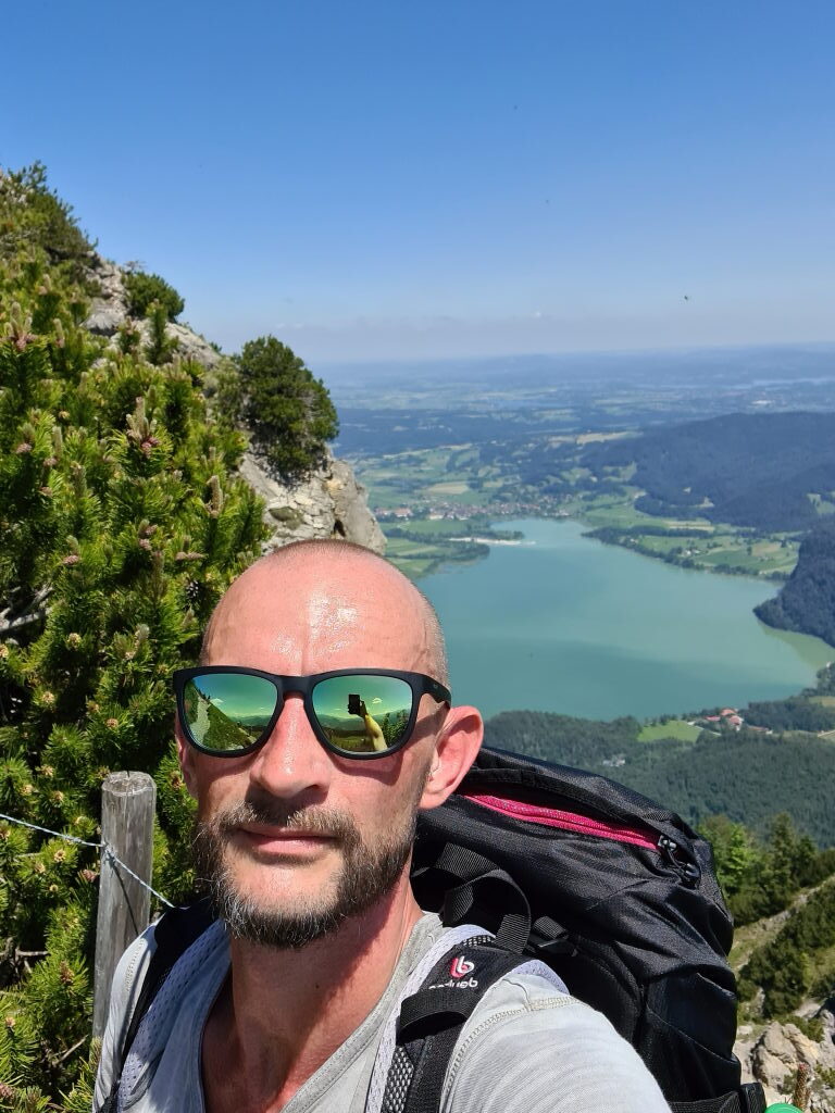Jochberg Gipfel Selfie mit Kochelsee im Hintergrund Juni 2020