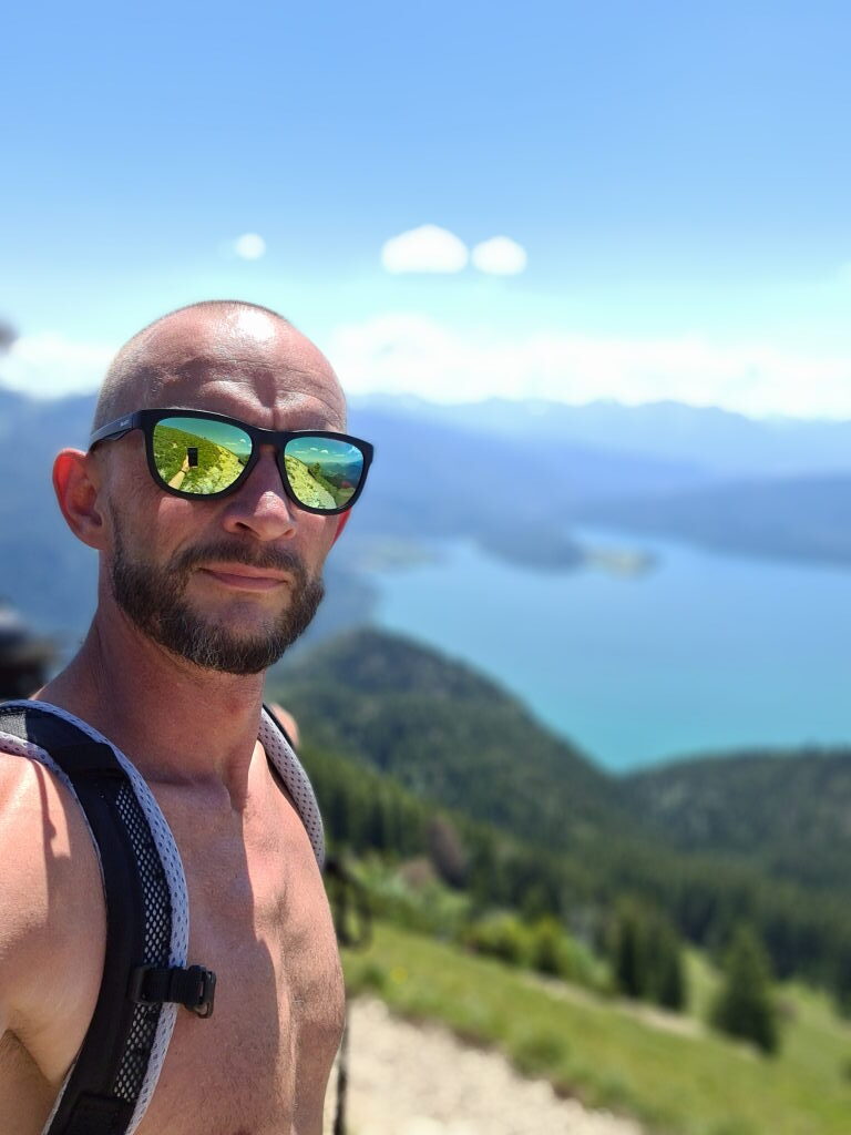 Jochberg Gipfel Selfie mit Walchensee im Hintergrund Juni 2020