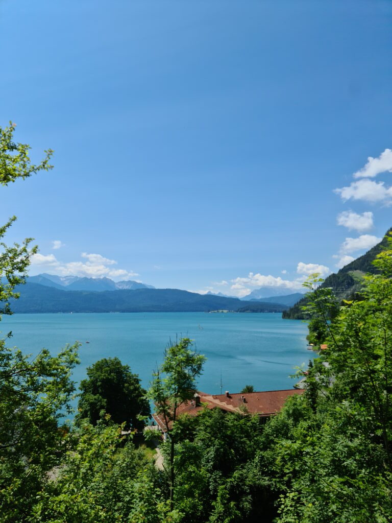 Walchensee Panorama mit Bergen und türkisblauem Wasser vom Jochberg im Juni 2020