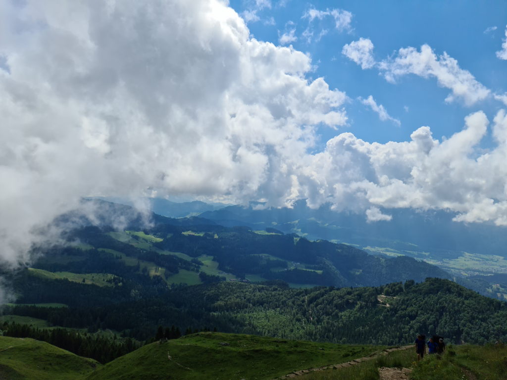 Gipfelpanorama vom Kranzhorn mit Blick auf Alpen und Wolken im Juli 2020