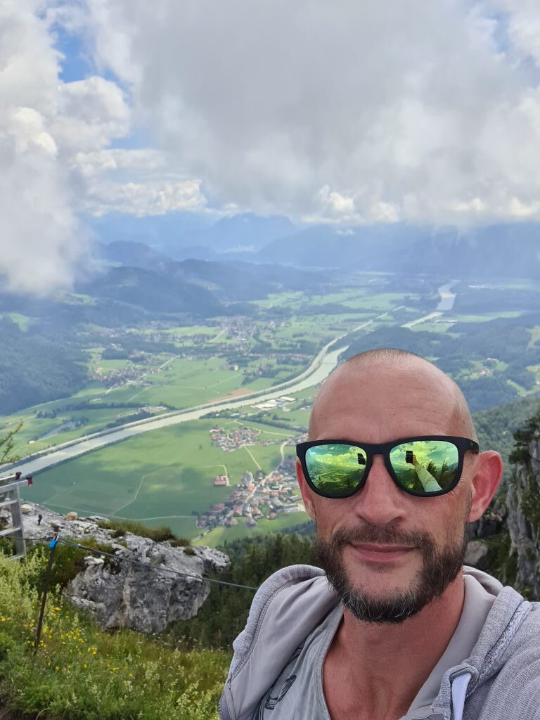 Selfie auf dem Gipfel des Kranzhorn mit Blick ins Inntal und auf die Autobahn Juli 2020