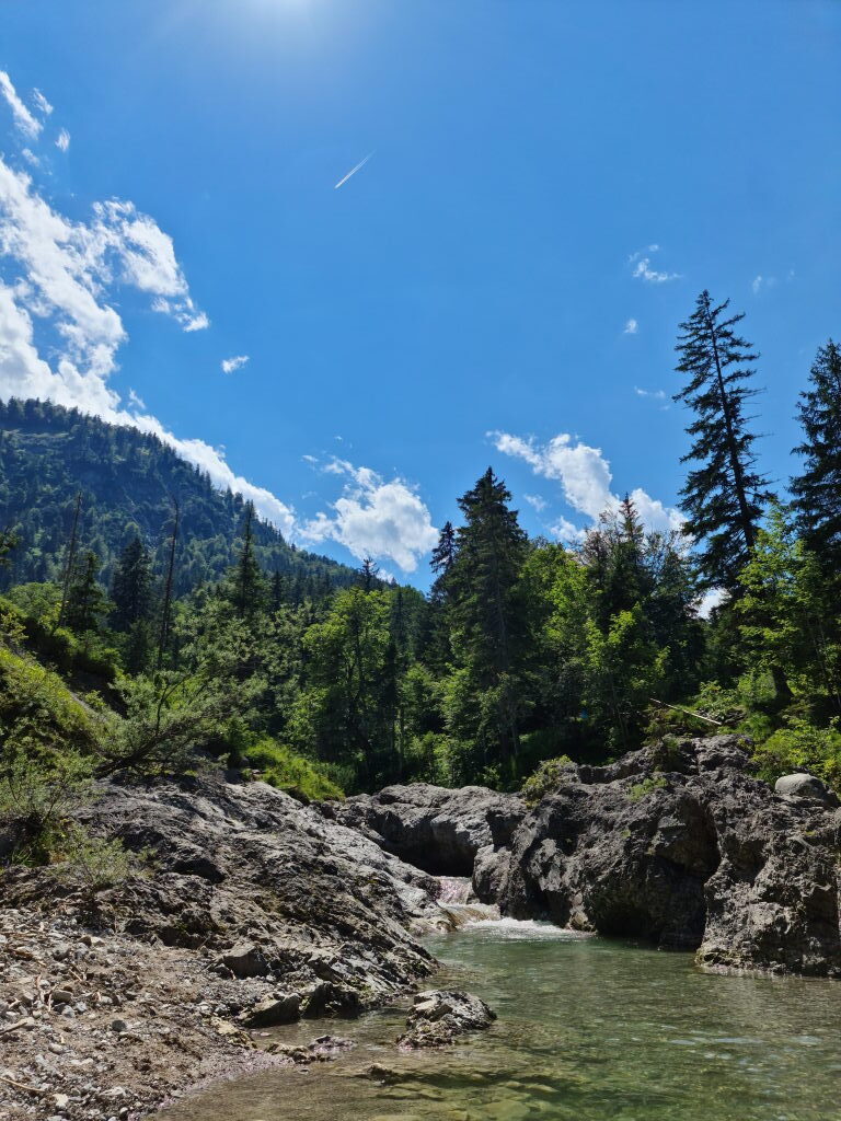 Gumpen bei Siebenhütten — Bach zwischen Felsen mit türkisem Wasser und Tannenwald