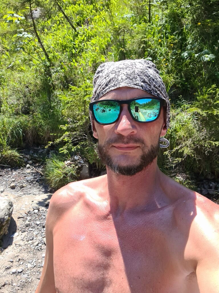 Sebastian Selfie ohne Shirt an den Gumpen Siebenhütten mit Sonnenbrille und Bandana