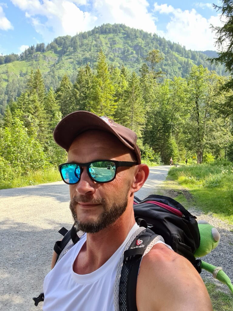 Sebastian mit Rucksack und Kermit auf dem Wanderweg bei Siebenhütten