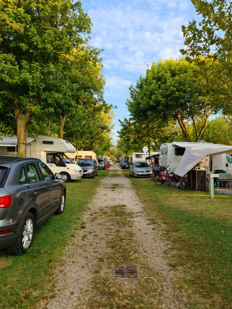 Campingplatz Marina di Venezia mit Wohnmobilen und Bäumen, August 2020