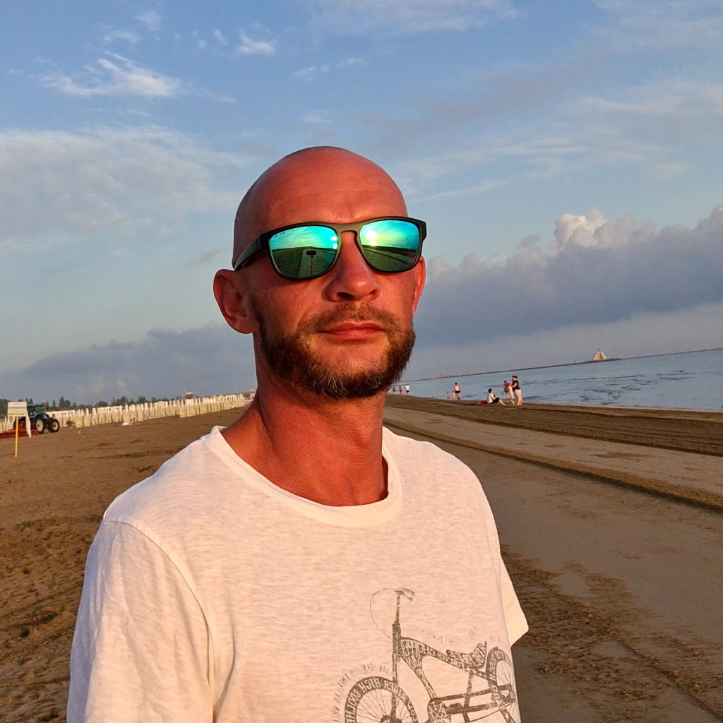 Sebastian am Strand von Marina di Venezia beim Sonnenaufgang, August 2020