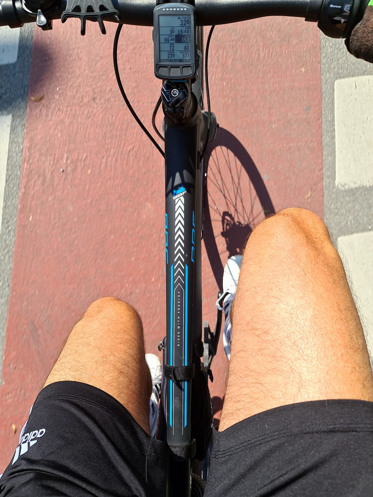 Cockpit-Perspektive auf dem Fahrrad in München, Garmin-Computer zeigt 15:46 Uhr, roter Radweg im Sommer August 2020