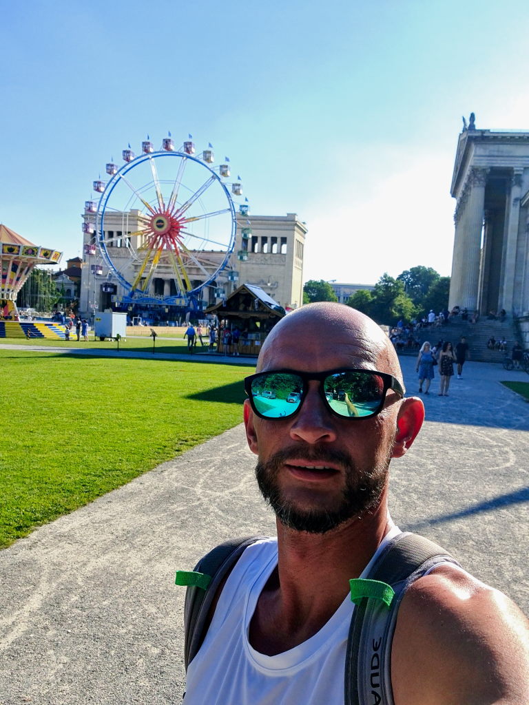 Sebastian Selfie am Königsplatz München mit Riesenrad und Propyläen im Hintergrund, Sommer August 2020