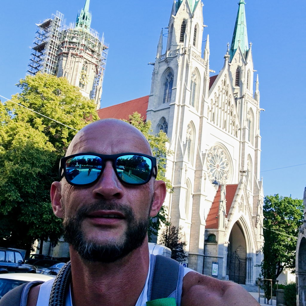 Sebastian Selfie vor der neugotischen Pfarrkirche St. Paul München mit eingerüstetem Turm, August 2020
