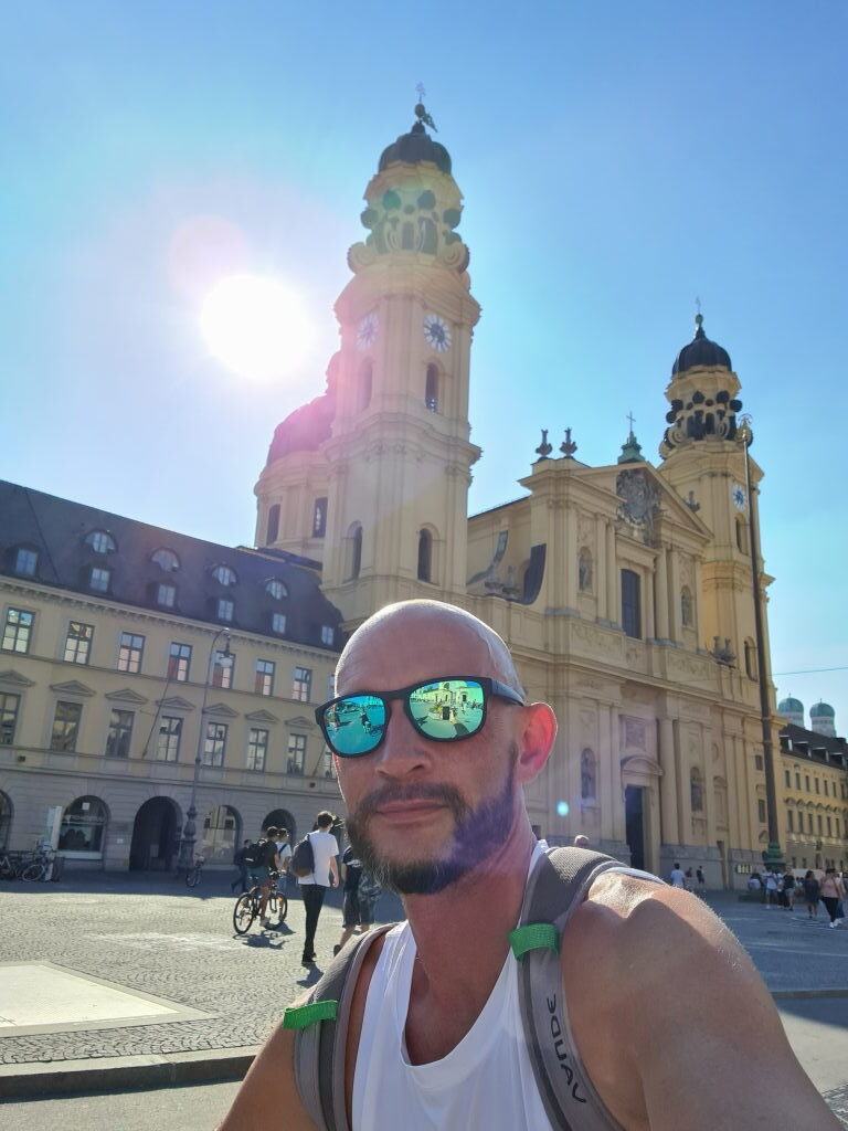 Sebastian Selfie vor der Theatinerkirche München, barocke gelbe Fassade, Sommer August 2020
