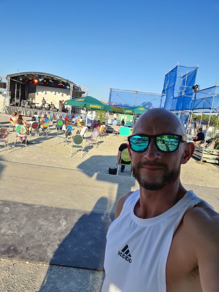 Open-Air-Konzert auf der Theresienwiese München mit Bühne und Publikum auf Sandgelände, Giesinger Bräu, Sommer August 2020