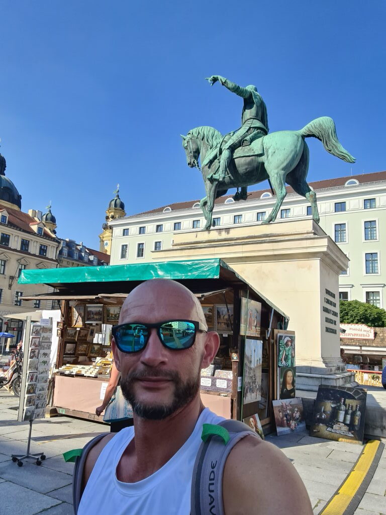 Sebastian Selfie am Wittelsbacherplatz München mit Reiterstandbild Maximilian I. und Kunstmarkt im Hintergrund, August 2020