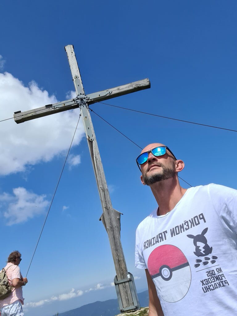 Sebastian beim Setzberg-Gipfelkreuz mit Pokemon-Trainer-Shirt und Sonnenbrille