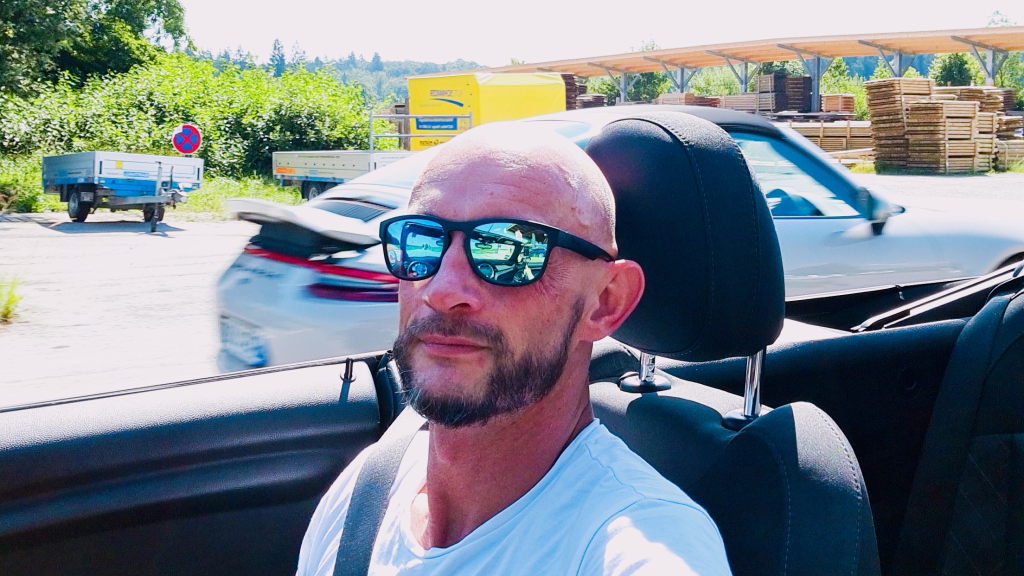 Sebastian mit Sonnenbrille im Cabrio auf dem Rückweg vom Tegernsee nach München